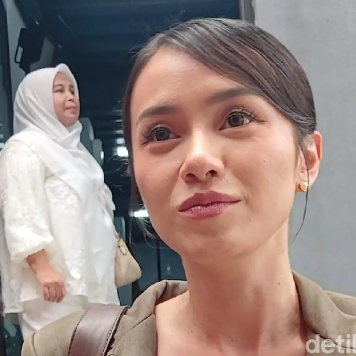 Photo: www.suaralandak.co.id Dara The Virgin Undergoes Surgery for Benign Breast Tumors